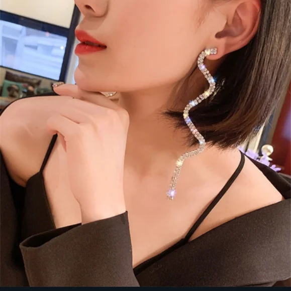 3XHP!! NWT Gorgeous 925 Silver Sparkly Long Curves Earrings! - Picture 2 of 9